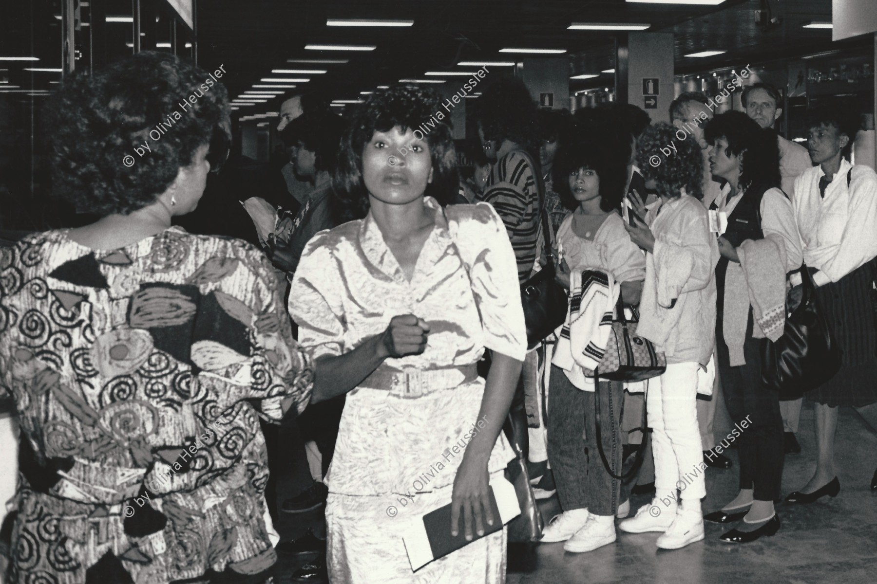 Image of sheet 19900390 photo 23: Lateinamerikanische Frauen am Zoll in Madrid, Spanien 1990.