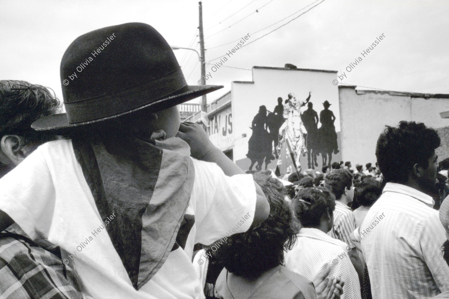 Image of sheet 19900390 photo 7: Am 1. Mai nach den verlorenen Wahlen der Sandinisten feiern trotzdem noch die Jüngsten mit. Esteli Nicaragua 05.90 1990 √
Protest 1 May labor day
Frente Sandinista de Liberación Nacional FSLN Mural Graffitti with Cmdte. Daniel Ortega on the horse