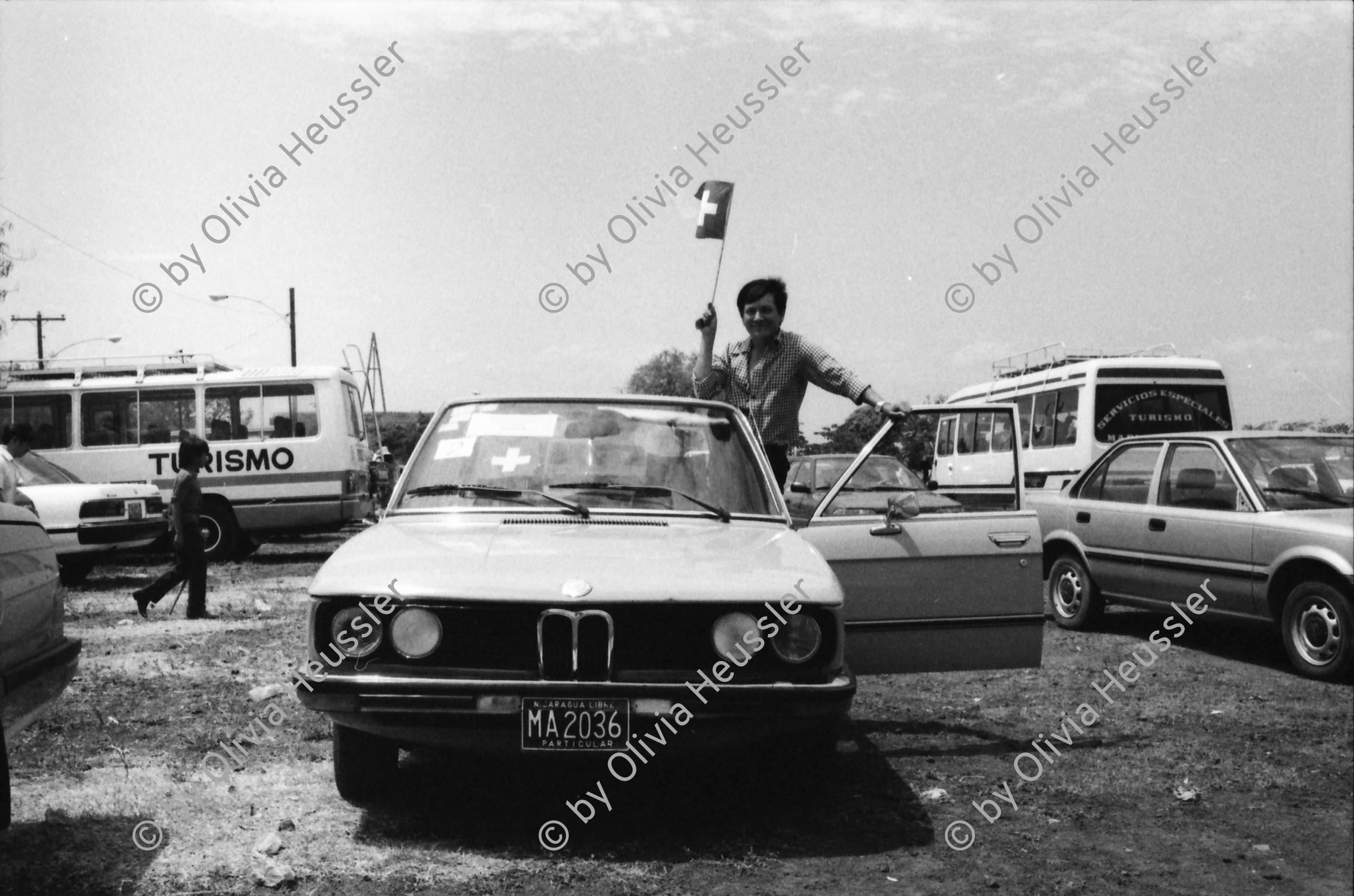 Image of sheet 19900391 photo 12: Doppelbelichtung Managua Nicaragua 1990 Zürich Mixer Machtübernahme Machtwechsel mit Al Gore US-Vizepräsident Zürich fotografieren verboten. 50 x 60 Baryt. Die Minister von hinten. Das Auto des Schweiz Botschaftsangestellten Botschaft Ambassador mit Mann und CH er Schweizerfahne Fahne. Frauenhandel Frauen aus der Dominikanischen Republik warten auf ihre Weiterreise in Madrid Spanien nach Europa, wo sie als verheiratete Frauen für Männer arbeiten werden! (FIZ)
1990