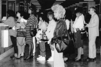Image of sheet 19900391 photo 14: Frauen aus der Dominikanischen Republik auf Zwischenlandung in Madrid. Spanien 1990 √ Spain Frauenhandel Menschenhandel trafficking human women woman slavery