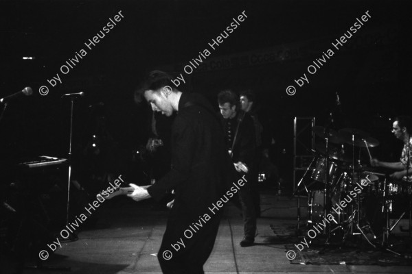 Image of sheet 19900400 photo 30: Konzert Züri 1990 im Hallenstadion mit Züri West. Portrait Gundula Schulze. Stefan Nestler. Olivia. Erismannhof Puppenspiel mit Feuer am Escher Wyss-Platz mit Monika ?. Portrait. Mihaly Varga und David und Chrigel Christian Braun GAF Zürich Schweiz 1990