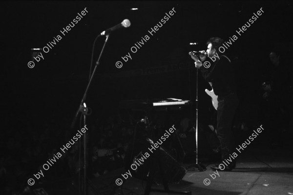 Image of sheet 19900400 photo 32: Konzert Züri 1990 im Hallenstadion mit Züri West. Portrait Gundula Schulze. Stefan Nestler. Olivia. Erismannhof Puppenspiel mit Feuer am Escher Wyss-Platz mit Monika ?. Portrait. Mihaly Varga und David und Chrigel Christian Braun GAF Zürich Schweiz 1990