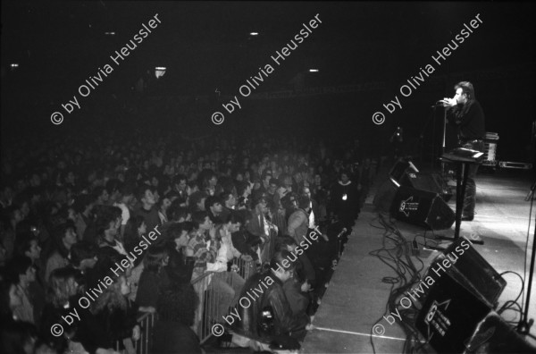 Image of sheet 19900400 photo 35: Konzert Züri 1990 im Hallenstadion mit Züri West. Portrait Gundula Schulze. Stefan Nestler. Olivia. Erismannhof Puppenspiel mit Feuer am Escher Wyss-Platz mit Monika ?. Portrait. Mihaly Varga und David und Chrigel Christian Braun GAF Zürich Schweiz 1990