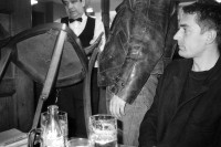Image of sheet 19900400 photo 4: © 1990, OLIVIA HEUSSLER / www.clic.li 
Mihaly Varga Portrait im Restaurant Holzstuhl Bier Lederjacke
Irgendwo. 1990 Zürich Schweiz Zurich Switzerland 1990 artist art graphic ZHDK √
