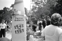 Image of sheet 19900410 photo 13: © 1990, OLIVIA HEUSSLER / www.clic.li
Angehörige Familie, Soldaten, Mütter und Väter etc.  legen auf einem neuen Grab Friedhof für ihre gefallenen toten Freunde u/o Brüder und Söhne Blumen nieder. Wachsresten. Flugzeug Propeller Flügel. als Grabstein. Rumänien bei Bukarest Rumania Romania 1990  √