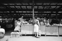 Image of sheet 19900410 photo 19: Kinder spielen mit 'Gondel' in Wohnsiedlung. Soldaten, Mütter und Väter etc.  legen auf einem neuen Friedhof für ihre gefallenen Freunde u/o Brüder und Söhne Blumen nieder. Wachsresten. Flugzeug Propeller Flügel. Portrait Susan und Judith (ihre Tochter) Hotel in Sibiu gebaut von Sohn Cheaucescu's. Edel Restaurant. Kind malt auf Strasse mit Kreide. Vater und Kind (im selbstgebastelten Kinderwagen). Markt. Rumania Romania 1990