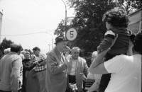Image of sheet 19900410 photo 33: Kinder spielen mit 'Gondel' in Wohnsiedlung. Soldaten, Mütter und Väter etc.  legen auf einem neuen Friedhof für ihre gefallenen Freunde u/o Brüder und Söhne Blumen nieder. Wachsresten. Flugzeug Propeller Flügel. Portrait Susan und Judith (ihre Tochter) Hotel in Sibiu gebaut von Sohn Cheaucescu's. Edel Restaurant. Kind malt auf Strasse mit Kreide. Vater und Kind (im selbstgebastelten Kinderwagen). Markt. Rumania Romania 1990