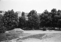 Image of sheet 19900410 photo 6: Kinder spielen mit 'Gondel' in Wohnsiedlung. Soldaten, Mütter und Väter etc.  legen auf einem neuen Friedhof für ihre gefallenen Freunde u/o Brüder und Söhne Blumen nieder. Wachsresten. Flugzeug Propeller Flügel. Portrait Susan und Judith (ihre Tochter) Hotel in Sibiu gebaut von Sohn Cheaucescu's. Edel Restaurant. Kind malt auf Strasse mit Kreide. Vater und Kind (im selbstgebastelten Kinderwagen). Markt. Rumania Romania 1990