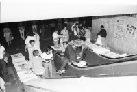 Image of sheet 19900420 photo 14: Bei Theodor Redlov seinem Sohn mit Susan. Theodor mit Bild von Fotos seiner Familie. Auf Handführung der Rolltreppe liegt einer. Mit Emilia Anna Clopath unterwegs. Golani demonstrieren auf Universitätsplatz. Besetzung mit Zelten. Mädchen schreibt Pank auf ihre Jeans. Roma verkauft Flüssiges. Tätowierter Arm.
Soldaten und junge Frau mit Blume vor Panzer. Hotel Bucuresti. Anna Emilia Clopath (gest.) (Schwester von Donata Bäuerin in Donat) und Olivia und Roland Bigler CICR im grossen Badezimmer des ehemaligen rumänischen Aussenministers. Dusche. 
Golani demonstrate on University Square. Occupation with tents political protest
Bukarest Romania Rumänien 1990