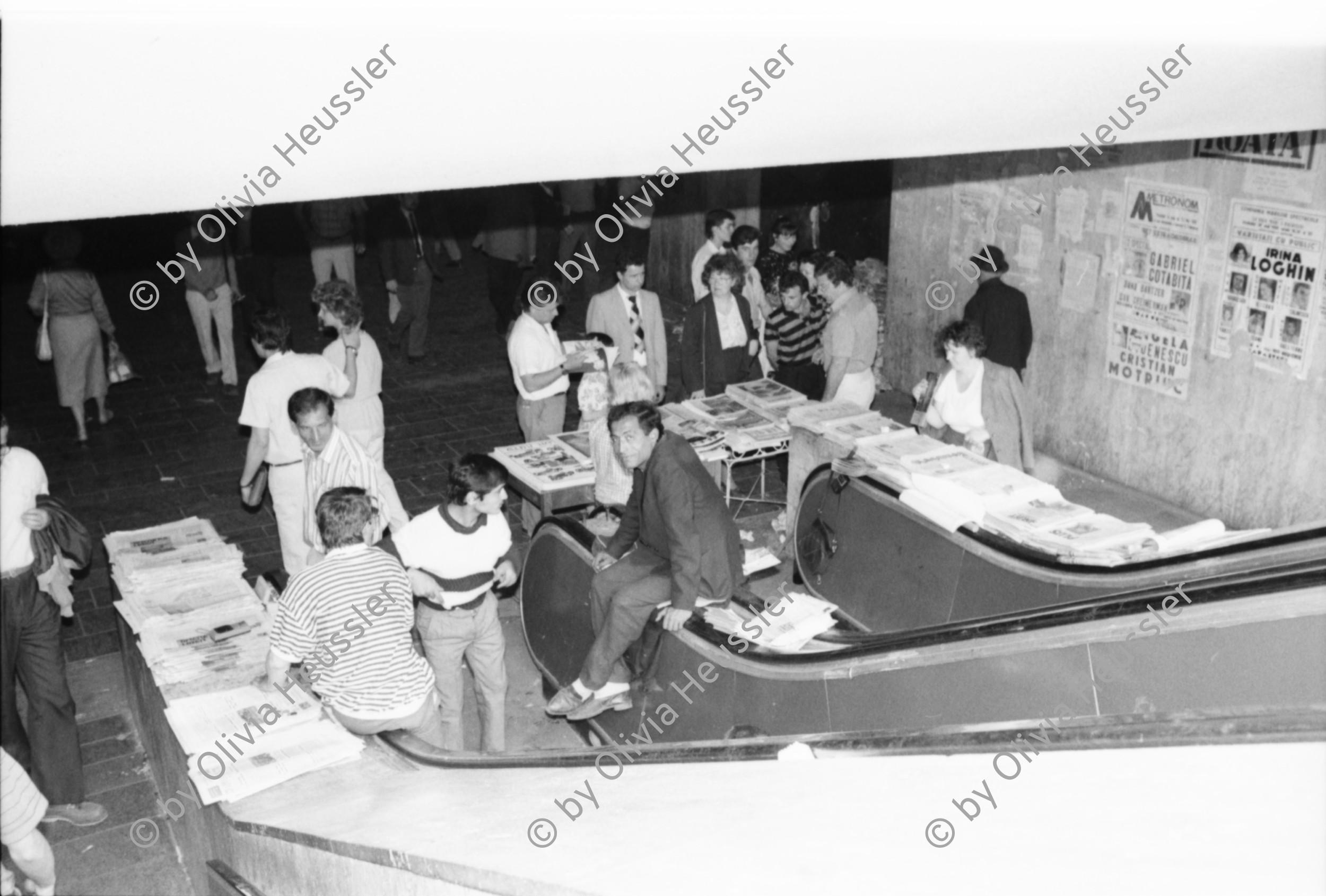 Image of sheet 19900420 photo 14: Bei Theodor Redlov seinem Sohn mit Susan. Theodor mit Bild von Fotos seiner Familie. Auf Handführung der Rolltreppe liegt einer. Mit Emilia Anna Clopath unterwegs. Golani demonstrieren auf Universitätsplatz. Besetzung mit Zelten. Mädchen schreibt Pank auf ihre Jeans. Roma verkauft Flüssiges. Tätowierter Arm.
Soldaten und junge Frau mit Blume vor Panzer. Hotel Bucuresti. Anna Emilia Clopath (gest.) (Schwester von Donata Bäuerin in Donat) und Olivia und Roland Bigler CICR im grossen Badezimmer des ehemaligen rumänischen Aussenministers. Dusche. 
Golani demonstrate on University Square. Occupation with tents political protest
Bukarest Romania Rumänien 1990