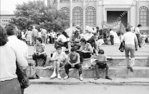 Image of sheet 19900420 photo 15: Bei Theodor Redlov seinem Sohn mit Susan. Theodor mit Bild von Fotos seiner Familie. Auf Handführung der Rolltreppe liegt einer. Mit Emilia Anna Clopath unterwegs. Golani demonstrieren auf Universitätsplatz. Besetzung mit Zelten. Mädchen schreibt Pank auf ihre Jeans. Roma verkauft Flüssiges. Tätowierter Arm.
Soldaten und junge Frau mit Blume vor Panzer. Hotel Bucuresti. Anna Emilia Clopath (gest.) (Schwester von Donata Bäuerin in Donat) und Olivia und Roland Bigler CICR im grossen Badezimmer des ehemaligen rumänischen Aussenministers. Dusche. 
Golani demonstrate on University Square. Occupation with tents political protest
Bukarest Romania Rumänien 1990