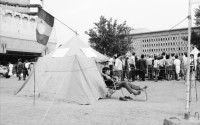 Image of sheet 19900420 photo 18: Bei Theodor Redlov seinem Sohn mit Susan. Theodor mit Bild von Fotos seiner Familie. Auf Handführung der Rolltreppe liegt einer. Mit Emilia Anna Clopath unterwegs. Golani demonstrieren auf Universitätsplatz. Besetzung mit Zelten. Mädchen schreibt Pank auf ihre Jeans. Roma verkauft Flüssiges. Tätowierter Arm.
Soldaten und junge Frau mit Blume vor Panzer. Hotel Bucuresti. Anna Emilia Clopath (gest.) (Schwester von Donata Bäuerin in Donat) und Olivia und Roland Bigler CICR im grossen Badezimmer des ehemaligen rumänischen Aussenministers. Dusche. 
Golani demonstrate on University Square. Occupation with tents political protest
Bukarest Romania Rumänien 1990
