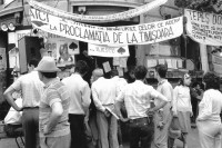 Image of sheet 19900420 photo 24: ' La Proclamata de la Timisoara'  Iliescu
Golani demonstrieren auf dem Universitätsplatz. Besetzung mit Zelten. 
Golani demonstrate on University Square. Occupation with tents political protest
Bukarest Romania Rumänien 1990 √