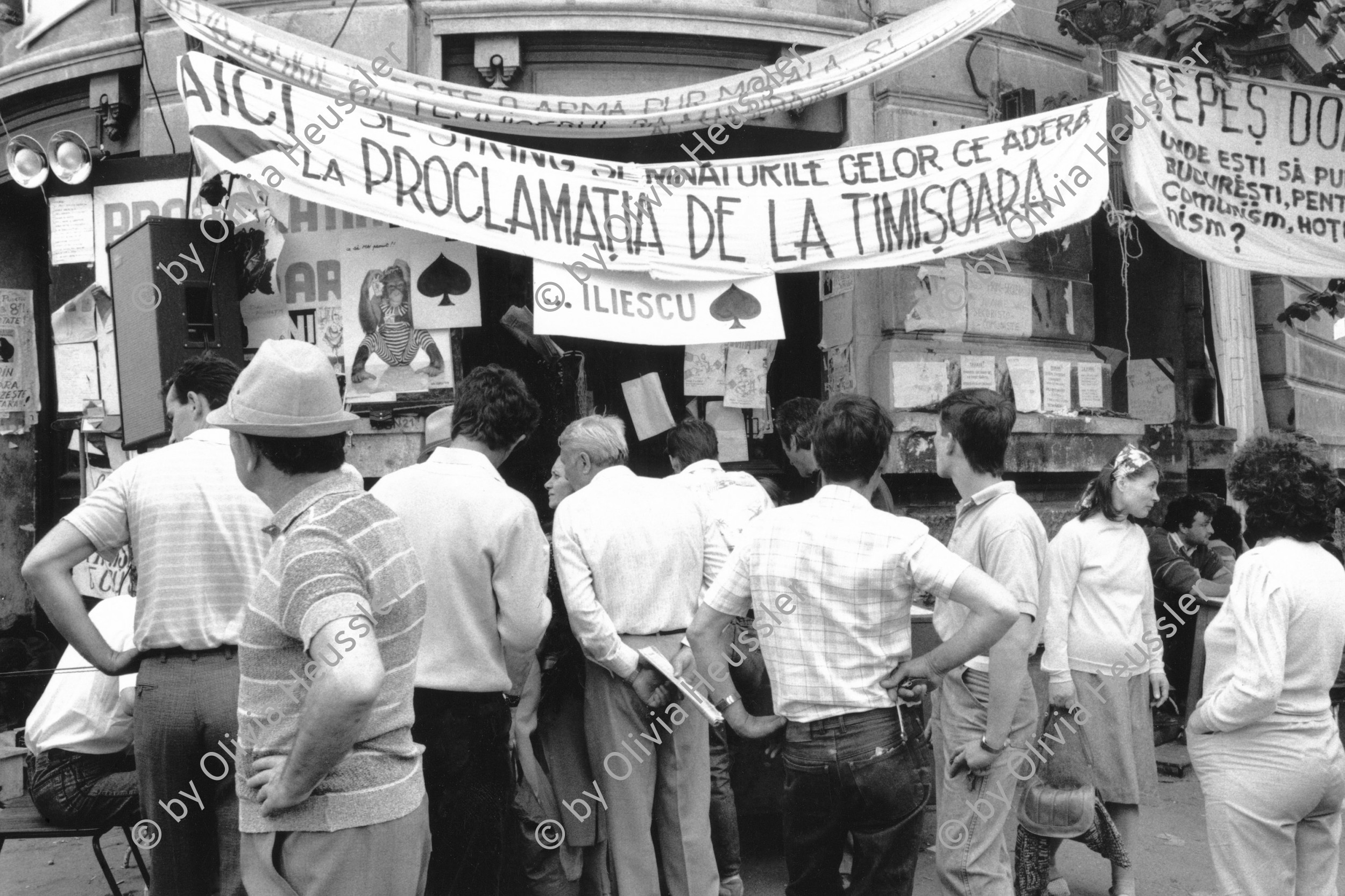 Image of sheet 19900420 photo 24: ' La Proclamata de la Timisoara'  Iliescu
Golani demonstrieren auf dem Universitätsplatz. Besetzung mit Zelten. 
Golani demonstrate on University Square. Occupation with tents political protest
Bukarest Romania Rumänien 1990 √