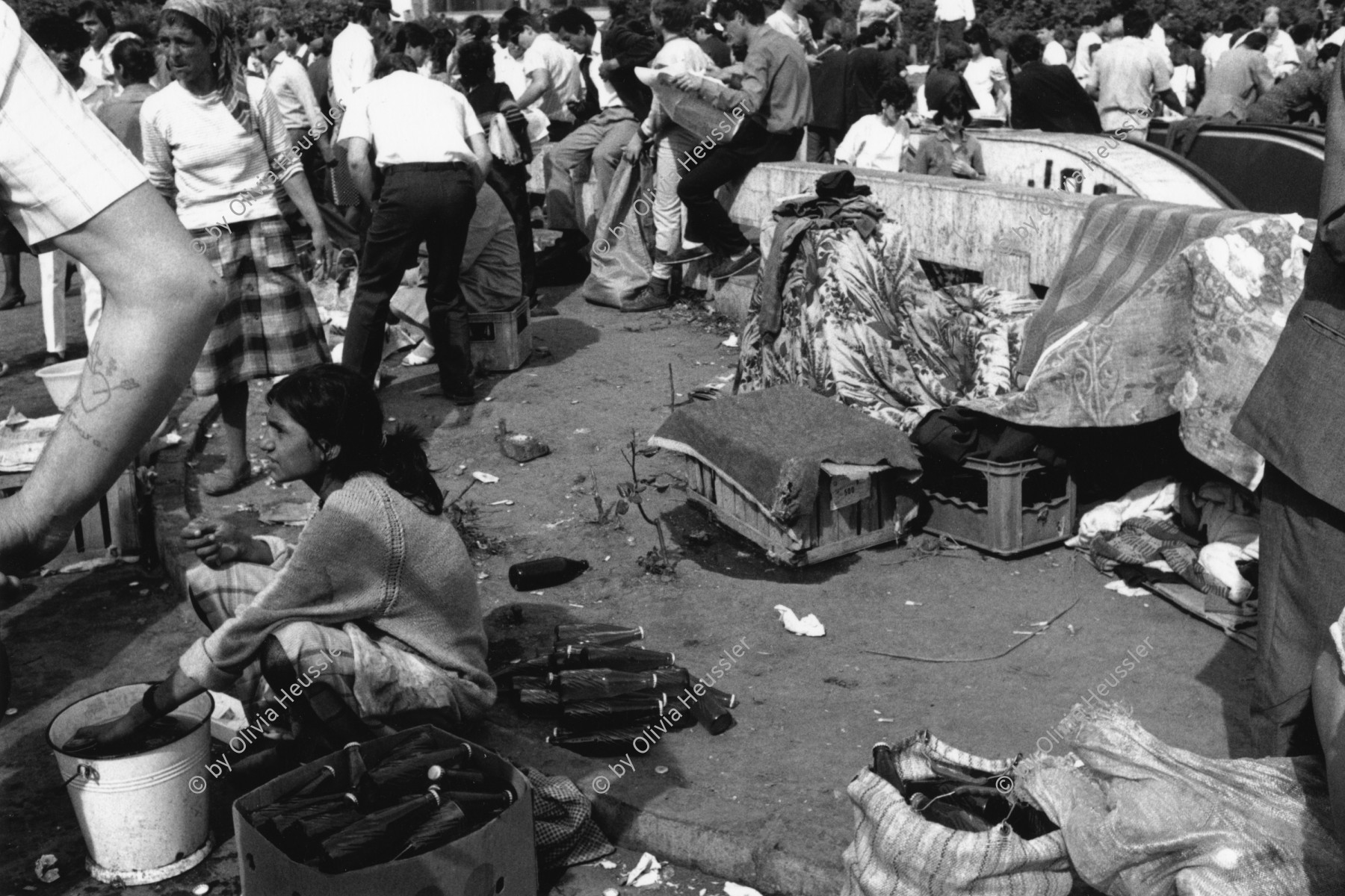 Image of sheet 19900420 photo 26: © 1990, OLIVIA HEUSSLER / www.clic.li
Roma Romi Frau verkauft Flüssiges am Markt. Bukarest Romania Rumänien 1990 √
a romani gypsy woman is trying to make her living by selling various items on the University square in Bucarest.
rom