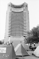 Image of sheet 19900420 photo 30: Bei Theodor Redlov seinem Sohn mit Susan. Theodor mit Bild von Fotos seiner Familie. Auf Handführung der Rolltreppe liegt einer. Mit Emilia Anna Clopath unterwegs. Golani demonstrieren auf Universitätsplatz. Besetzung mit Zelten. Mädchen schreibt Pank auf ihre Jeans. Roma verkauft Flüssiges. Tätowierter Arm.
Soldaten und junge Frau mit Blume vor Panzer. Hotel Bucuresti. Anna Emilia Clopath (gest.) (Schwester von Donata Bäuerin in Donat) und Olivia und Roland Bigler CICR im grossen Badezimmer des ehemaligen rumänischen Aussenministers. Dusche. 
Golani demonstrate on University Square. Occupation with tents political protest
Bukarest Romania Rumänien 1990