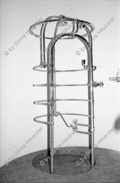 Image of sheet 19900420 photo 36: CICR im grossen Badezimmer des ehemaligen rumänischen Aussenministers. Dusche.