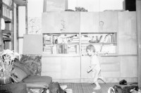 Image of sheet 19900420 photo 7: Bei Theodor Redlov seinem Sohn mit Susan. Theodor mit Bild von Fotos seiner Familie. Auf Handführung der Rolltreppe liegt einer. Mit Emilia Anna Clopath unterwegs. Golani demonstrieren auf Universitätsplatz. Besetzung mit Zelten. Mädchen schreibt Pank auf ihre Jeans. Roma verkauft Flüssiges. Tätowierter Arm.
Soldaten und junge Frau mit Blume vor Panzer. Hotel Bucuresti. Anna Emilia Clopath (gest.) (Schwester von Donata Bäuerin in Donat) und Olivia und Roland Bigler CICR im grossen Badezimmer des ehemaligen rumänischen Aussenministers. Dusche. 
Golani demonstrate on University Square. Occupation with tents political protest
Bukarest Romania Rumänien 1990