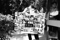 Image of sheet 19900420 photo 8: © 1990, OLIVIA HEUSSLER / www.clic.li
Bei Theodor Redlov 
mit Bild von Fotos seiner Familie.  
with picture of his family photos
Bukarest Bucarest Rumania Rumänien 1990 √