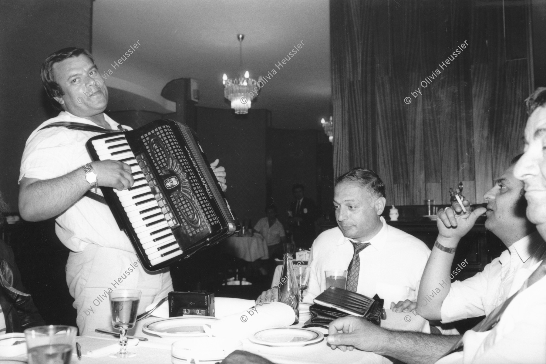 Image of sheet 19900430 photo 21: Romni Partidisten Musikergruppe. Titel Gore. Romani music musician
Romi Roma Musiker in Bukarest. Cioba mitte. Zigeuner Musik Gruppe Ziehharmonika. Bukarest Bucaresti Rumänien Romania 1990 √ Europe