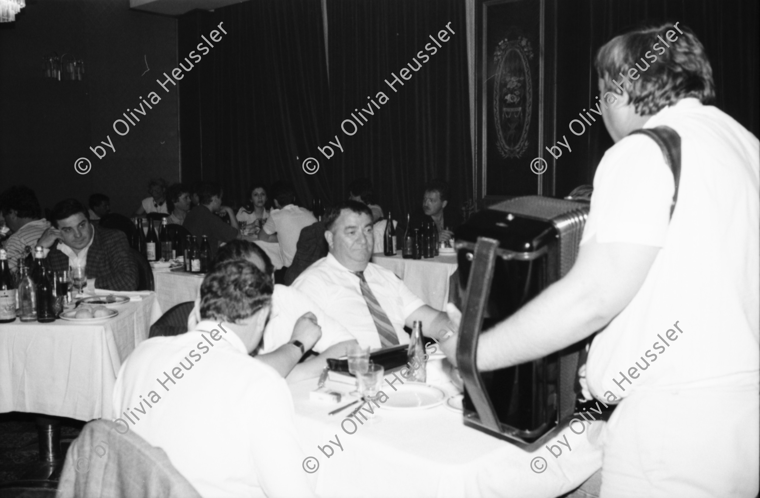 Image of sheet 19900430 photo 24: Hotel Ambassador. Romni Partidisten Musikergruppe. der dicke ist Titel Gore. Nr. 21-36.
36A Constatin Gheorghe Angerita Präsident der Kulturellen Zigeuner Musiker in Bukarest. 34 -37 Cioba mitte. Zigeuner Musik Gruppe Ziehharmonika. Rumänien Romania 1990