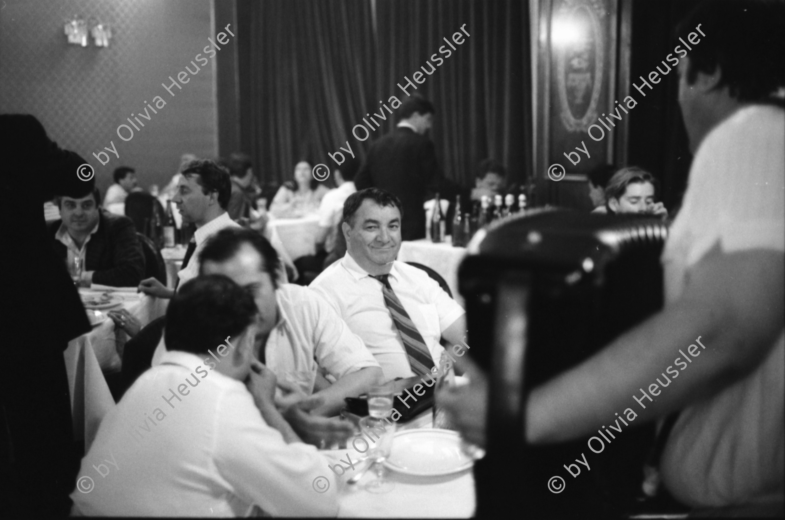 Image of sheet 19900430 photo 27: Universität Hotel Ambassador. Romni Partidisten Musikergruppe. der dicke ist Titel Gore. Nr. 21-36.
36A Constatin Gheorghe Angerita Präsident der Kulturellen Zigeuner Musiker in Bukarest. 34 -37 Cioba mitte. Zigeuner Musik Gruppe Ziehharmonika.