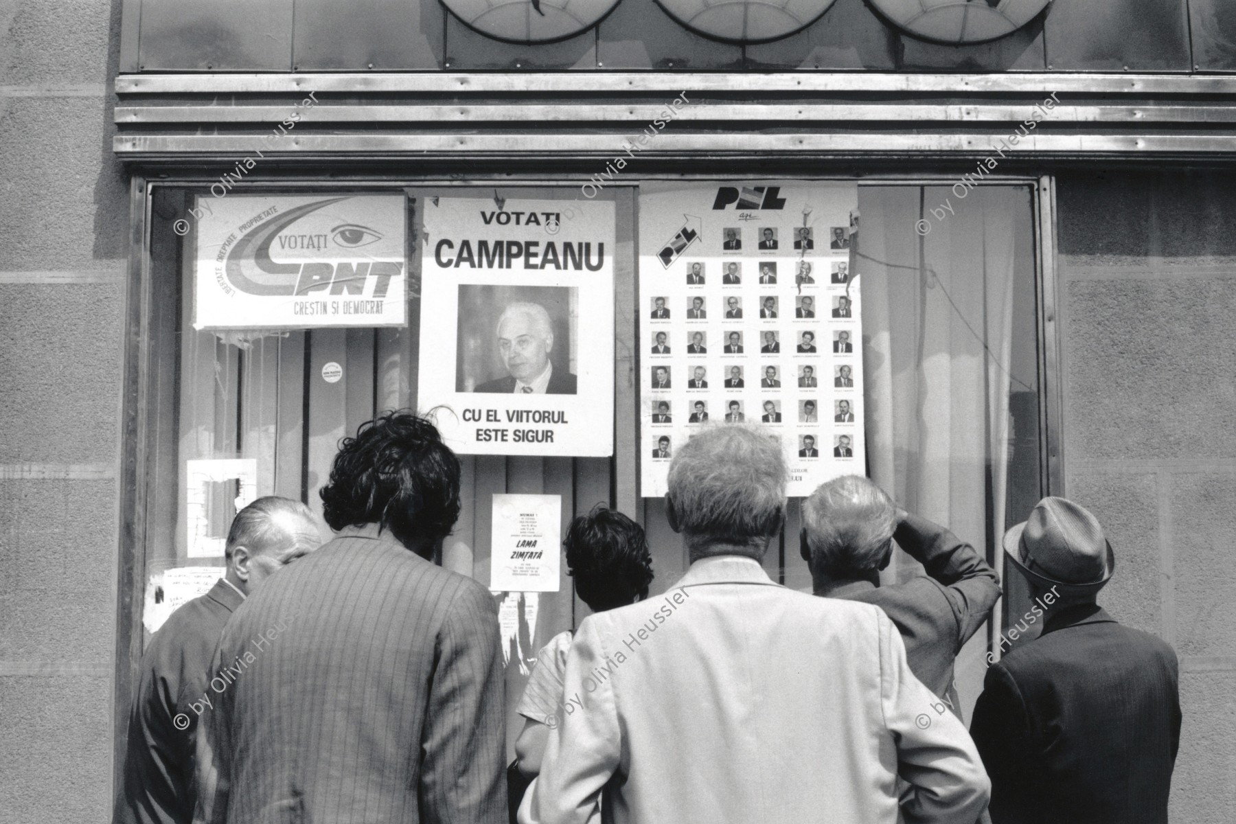 Image of sheet 19900440 photo 0: Männer stehen vor einem Wahllokal. Mit Poster 'Votati Campeanu' cu el viitorul este sigur 
PNL 'votati PNT' Bucaresti Bukarest Romania Rumänien rumania 1990 √