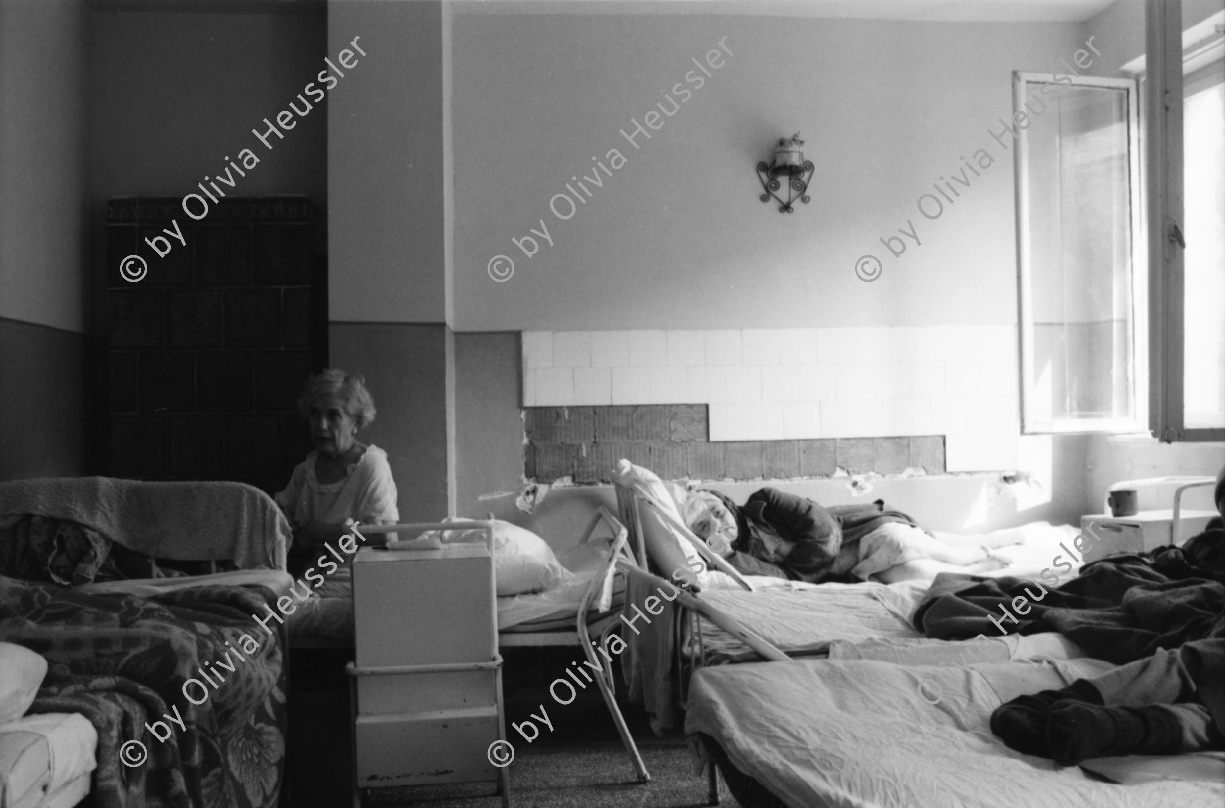 Image of sheet 19900440 photo 27: Supermarkt in Bukarest. Rumänien 05.90 Romania Rumania 1990
√