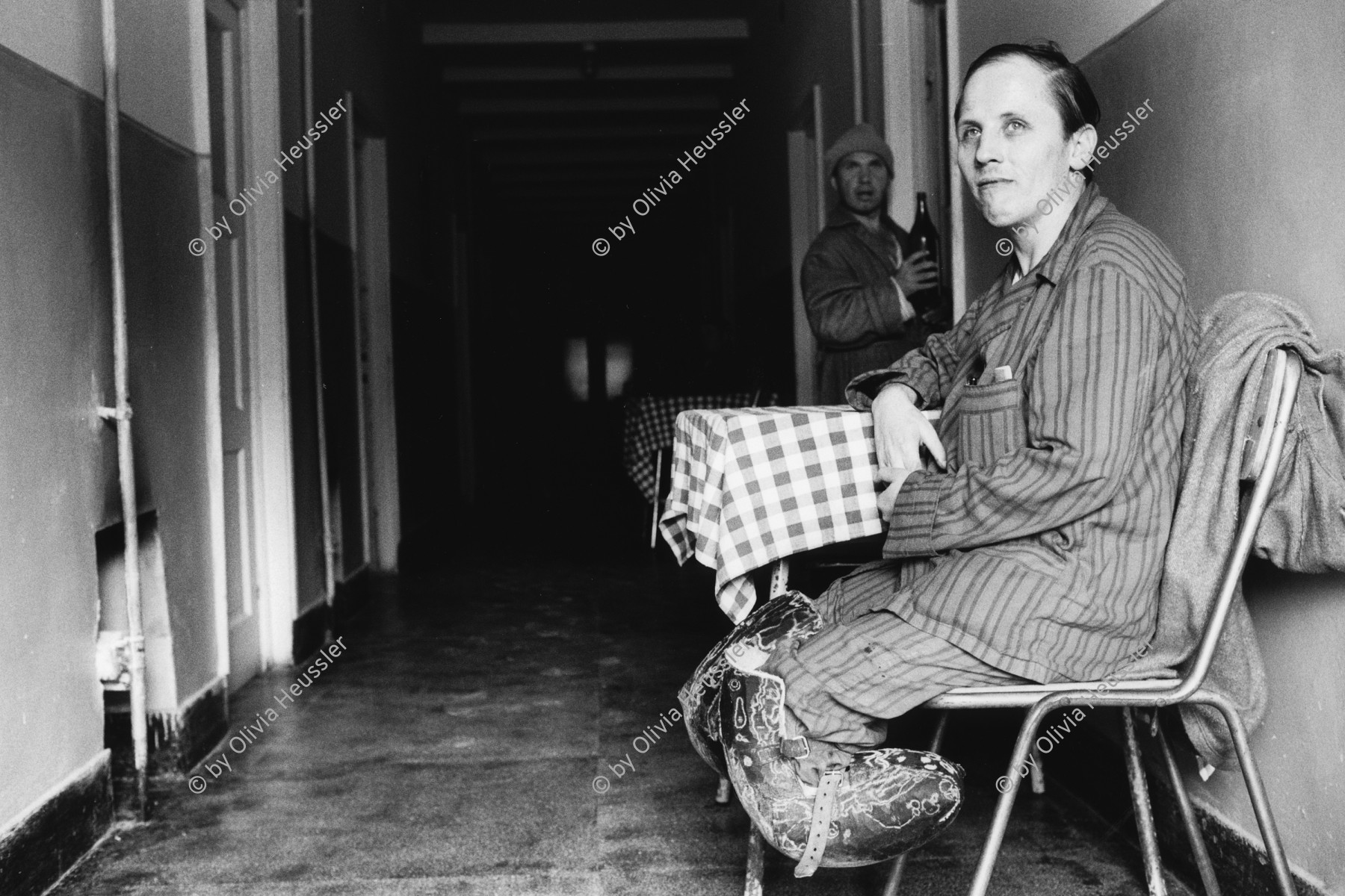 Image of sheet 19900440 photo 28: Invalider und behinderter Mann sitzt auf einem Stuhl Ihm fehlen die Unterschenkel und Füsse. Im Ortskrankenheim. Zärnesti Rumänien 05.90 Rumania Romania 1990 √