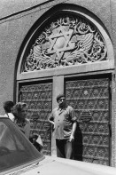 Image of sheet 19900440 photo 3: In front of the closed Synagoge downtown Bucarest. 
Rumania Romania 1990 √