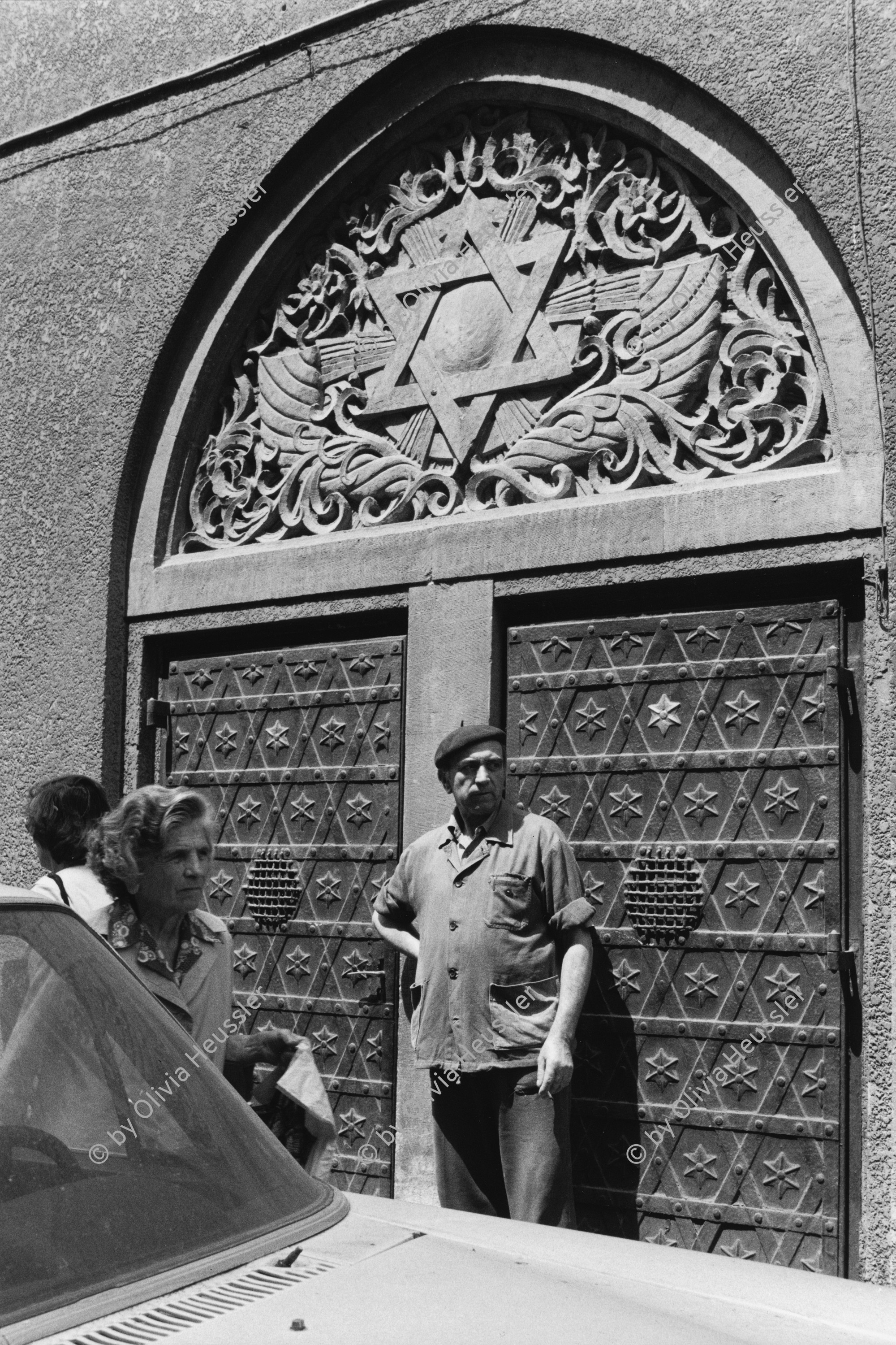 Image of sheet 19900440 photo 3: In front of the closed Synagoge downtown Bucarest. 
Rumania Romania 1990 √