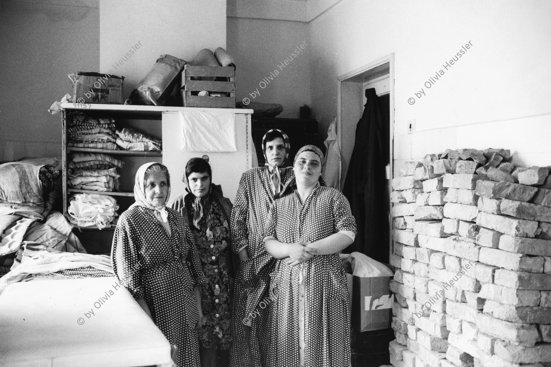 Image of sheet 19900440 photo 36: Arbeiterinnen im Ortskrankenheim. Zärnesti Rumänien 05.90
Rumania Romania 1990 √ Frauen Spital Arbeit Gruppenbild Krank Patientin patient health work