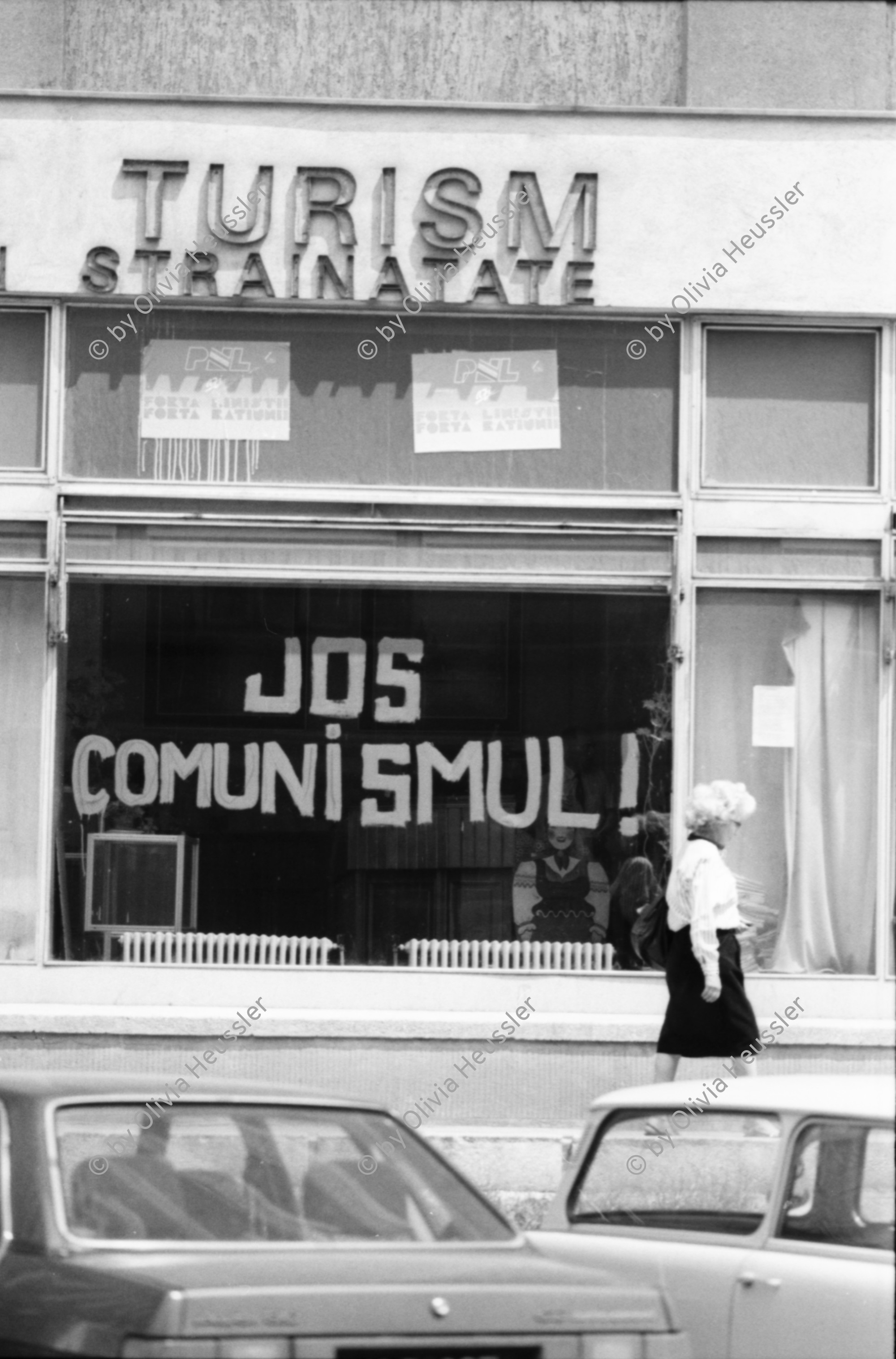Image of sheet 19900440 photo 6: Religiöse Golanis auf dem Universitätsplatz protestieren gegen die Regierung von Ion Iliescu vom FSN 
Golani=Vagabunden Illiescu hat sie so genannt. Zeltlager der Golani auf dem Universitäts Platz. Frau schläft neben Zelt. Bukarest Rumänien, Romania, Rumania, 1990