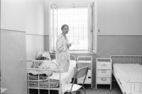 Image of sheet 19900450 photo 0: Eine Rom Roma Zigeunerin in der psychiatrischen Klinik von Zärnesti hält sich sehr gepflegt. Unter den Leintücher sitzt eine Romni Roma Rumania Romania Rumänien 1990