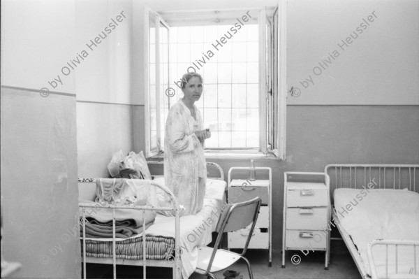 Image of sheet 19900450 photo 0: Eine Rom Roma Zigeunerin in der psychiatrischen Klinik von Zärnesti hält sich sehr gepflegt. Unter den Leintücher sitzt eine Romni Roma Rumania Romania Rumänien 1990