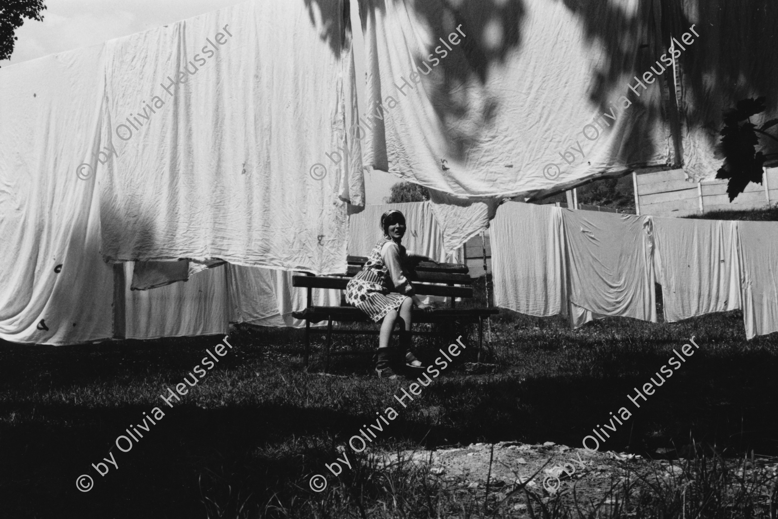 Image of sheet 19900450 photo 10: Eine Roma in einer psychiatrischen Klinik. Zärnesti, Rumänien.
A Roma in a psychiatric hospital. Zärnesti, Romania. 05.90 Roma Romania 1990 √ romi romni Frauen Frau woman clinic health 
Romani Wäsche Leintücher washed sheets 
Out of: From time to time
Exhibition
30x40 gerahmt 48 x 60 cm baryt im Depot von M.Brunner und w. Müller
Shadows and other Natures