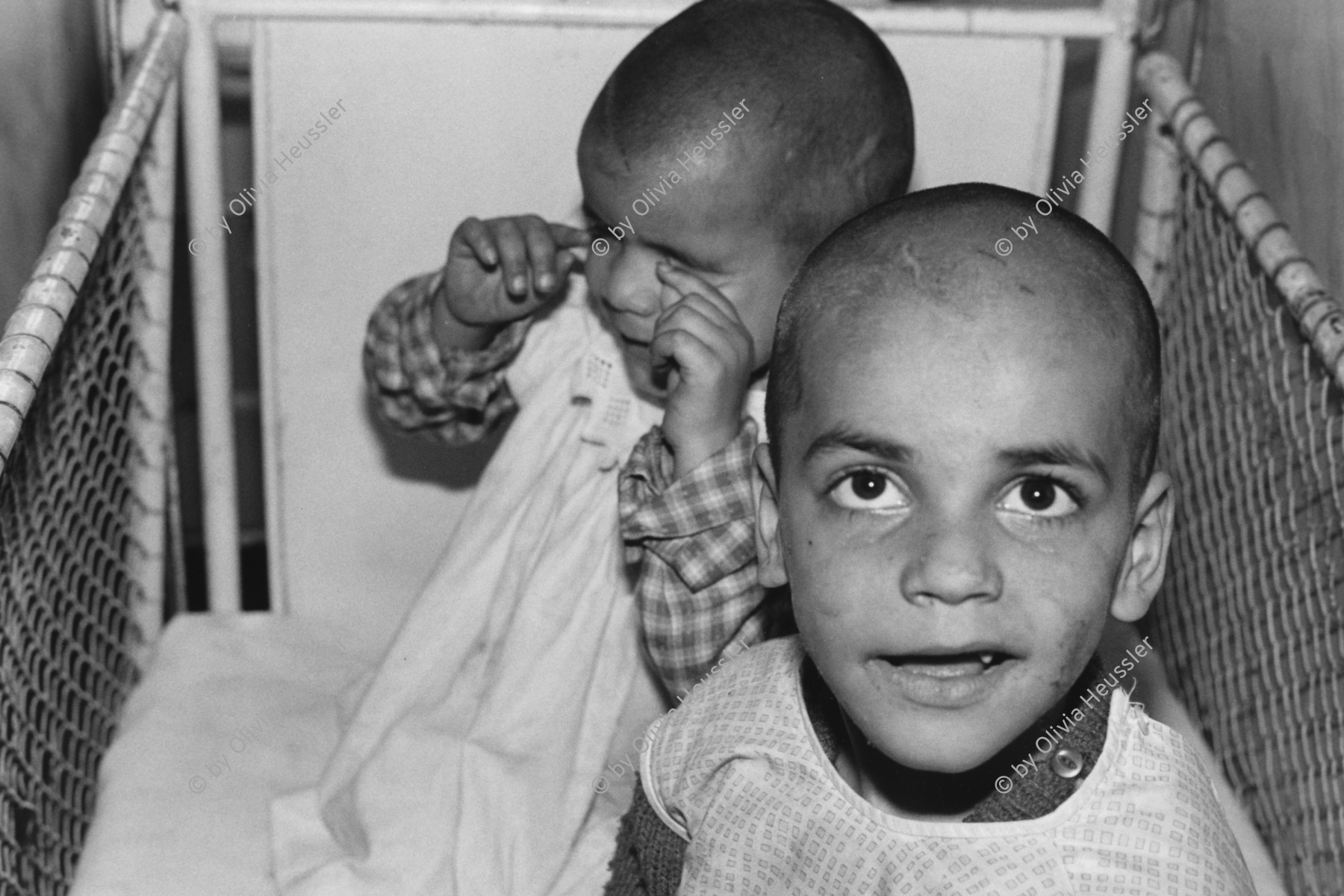 Image of sheet 19900450 photo 15: Diese von der Gesellschaft ausgestossener Kinder werden in einem Altersheim betreut. Ihre Situation sollte sich aber mit Unterstützung einiger int. Hilfswerke verbessern. Brasov Rumänien Romania 1990 Roma √