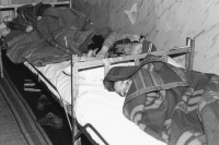 Image of sheet 19900450 photo 21: Diese von der Gesellschaft ausgestossener Kinder werden in einem Altersheim betreut.Ihre Situation sollte sich aber mit Unterstützung einiger int. Hilfswerke verbessern. Timisul de Sus Rumänien 1990 Roma romania √