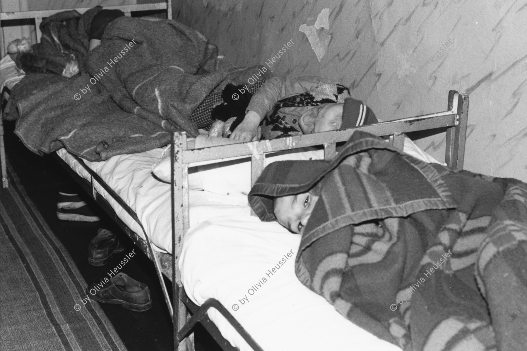 Image of sheet 19900450 photo 21: Diese von der Gesellschaft ausgestossener Kinder werden in einem Altersheim betreut.Ihre Situation sollte sich aber mit Unterstützung einiger int. Hilfswerke verbessern. Timisul de Sus Rumänien 1990 Roma romania √