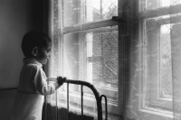 Image of sheet 19900450 photo 26: Diese von der Gesellschaft ausgestossenen Kinder werden in einem ehemaligen Altersheim betreut. Ihre Situation sollte sich aber mit Unterstützung einiger int. Hilfswerke verbessern. Timisul de Sus Rumänien 1990
Rumania Romania 1990 √