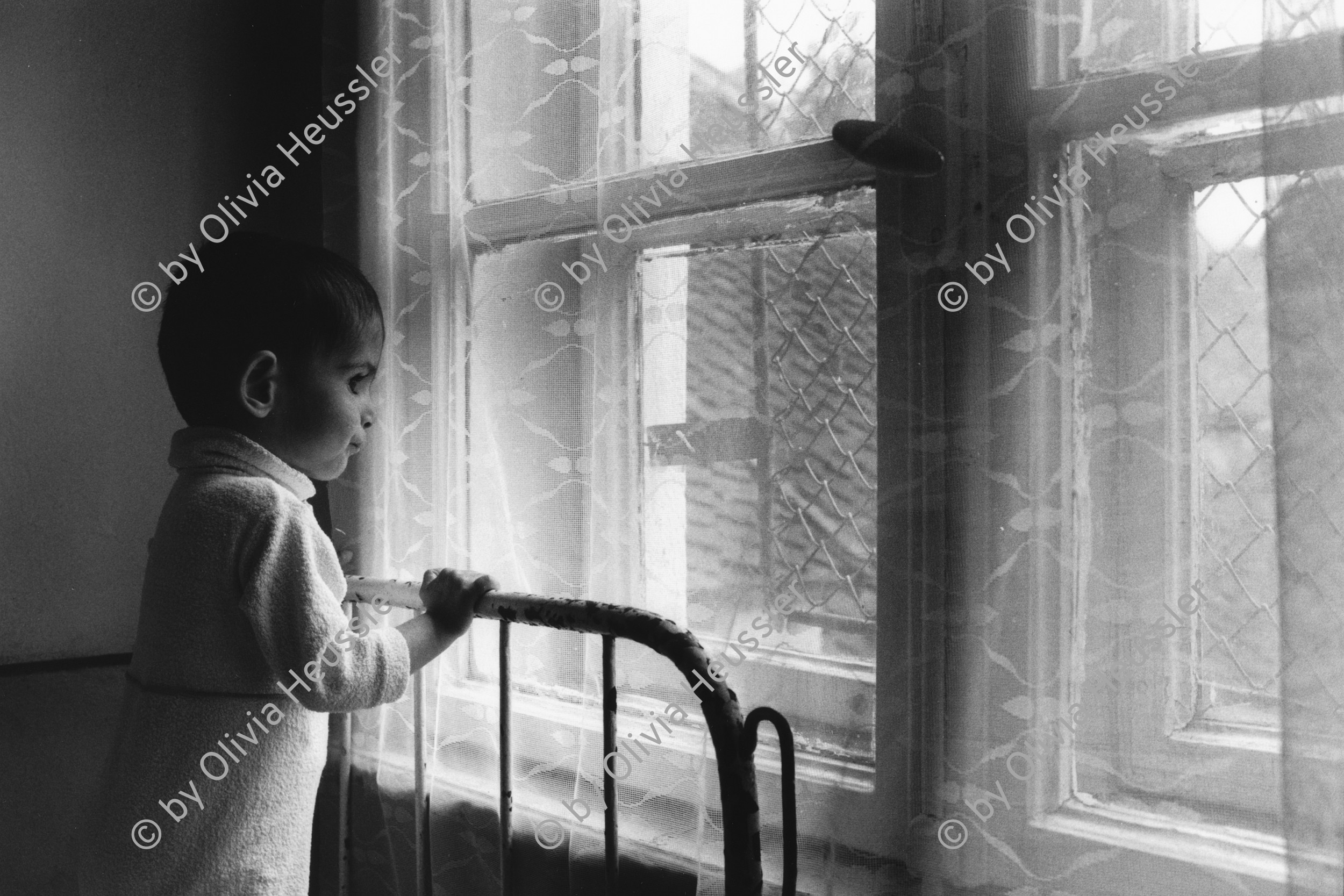 Image of sheet 19900450 photo 26: Diese von der Gesellschaft ausgestossenen Kinder werden in einem ehemaligen Altersheim betreut. Ihre Situation sollte sich aber mit Unterstützung einiger int. Hilfswerke verbessern. Timisul de Sus Rumänien 1990
Rumania Romania 1990 √