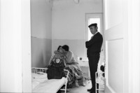 Image of sheet 19900450 photo 3: Eine Rom Zigeunerin in der psychiatrischen Klinik von Zärnesti hält sich sehr gepflegt. Im Altersheim von Timisul de Sus leben ausgestossene und kranke Kinder. Diese schrecklichen Orte für Kinder werden aber von div. Hilfsorganisationen aus der ganzen Welt unterstützt und die Situation sollte sich bald wieder verbessern. Unter den Leintücher sitzt eine Romni Roma und alter Mann. kalgeschorene Buben im Kinderbett oft zu zweit. Brasov Timisul de Sus
Rumania Romania Rumänien 1990