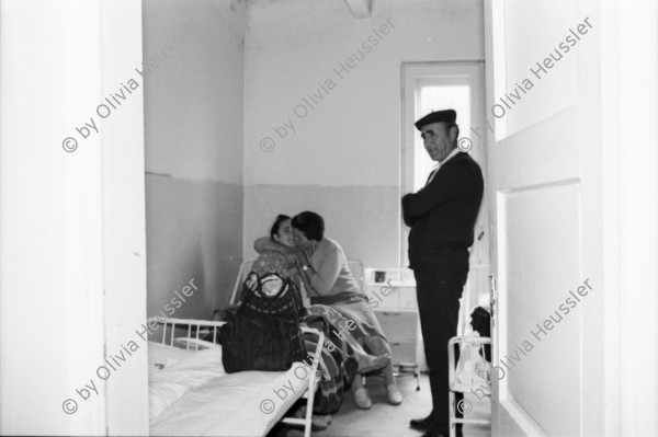 Image of sheet 19900450 photo 3: Eine Rom Zigeunerin in der psychiatrischen Klinik von Zärnesti hält sich sehr gepflegt. Im Altersheim von Timisul de Sus leben ausgestossene und kranke Kinder. Diese schrecklichen Orte für Kinder werden aber von div. Hilfsorganisationen aus der ganzen Welt unterstützt und die Situation sollte sich bald wieder verbessern. Unter den Leintücher sitzt eine Romni Roma und alter Mann. kalgeschorene Buben im Kinderbett oft zu zweit. Brasov Timisul de Sus
Rumania Romania Rumänien 1990