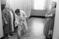 Image of sheet 19900450 photo 5: Eine Rom Zigeunerin in der psychiatrischen Klinik von Zärnesti hält sich sehr gepflegt. Im Altersheim von Timisul de Sus leben ausgestossene und kranke Kinder. Diese schrecklichen Orte für Kinder werden aber von div. Hilfsorganisationen aus der ganzen Welt unterstützt und die Situation sollte sich bald wieder verbessern. Unter den Leintücher sitzt eine Romni Roma und alter Mann. kalgeschorene Buben im Kinderbett oft zu zweit. Brasov Timisul de Sus
Rumania Romania Rumänien 1990