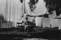 Image of sheet 19900450 photo 9: Eine Roma in einer psychiatrischen Klinik. Zärnesti, Rumänien. 
A Roma in a psychiatric hospital. Zärnesti, Romania. 05.90 Roma Romania 1990 √ romi romni