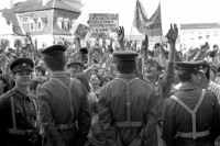 Image of sheet 19900460 photo 10: Angehörige des FSN (Frontul Salvari National) demonstrieren zur Unterstützung für Iliescu, Rumänien 1990.

Police during electoral rally by the fanaticals of the FSN for President Iliescu. 

The National Salvation Front (Romanian: Frontul Salvării Naţionale, FSN) was the governing body of Romania in the first weeks after the Romanian Revolution of 1989, subsequently turned into a political party. FSN is the common root of two of the three largest political parties in Romania today: the Social Democratic Party (PSD) and the Democratic Liberal Party (PD-L). √