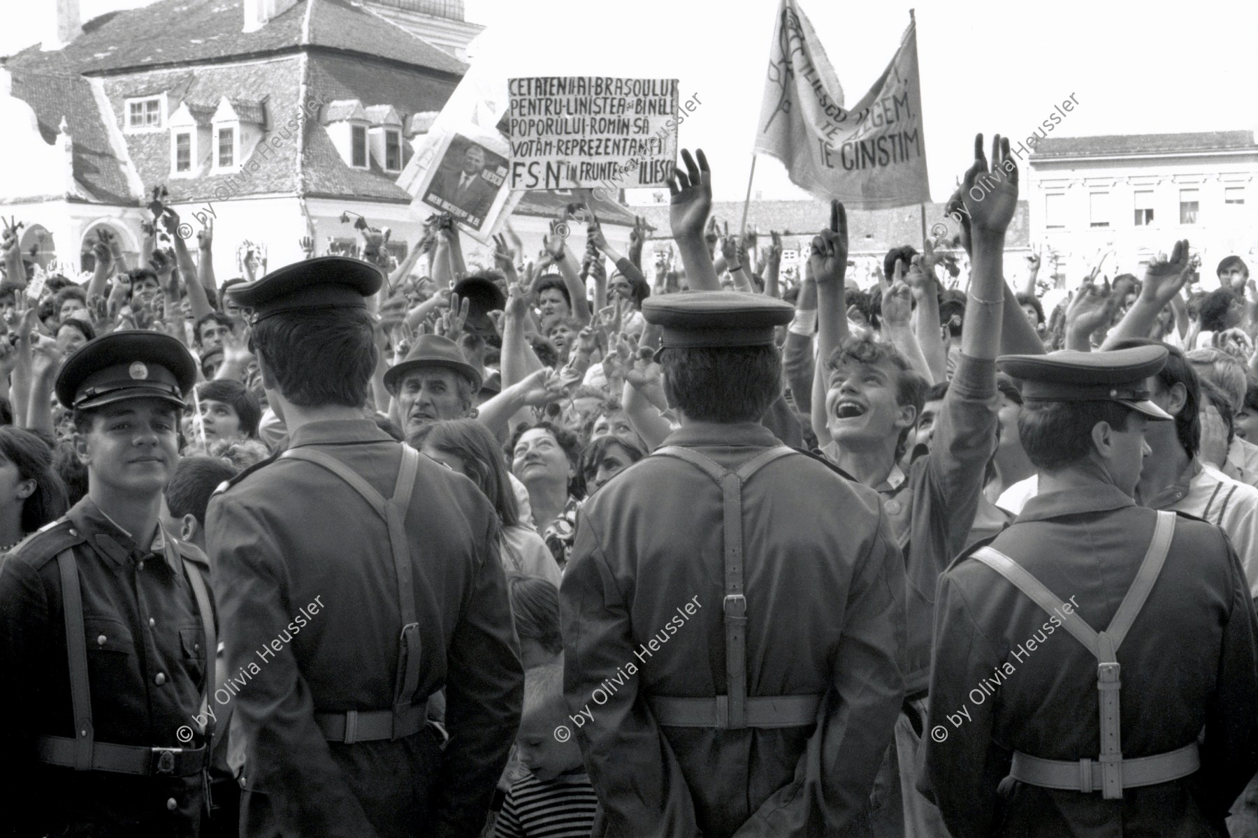 Image of sheet 19900460 photo 10: Angehörige des FSN (Frontul Salvari National) demonstrieren zur Unterstützung für Iliescu, Rumänien 1990.

Police during electoral rally by the fanaticals of the FSN for President Iliescu. 

The National Salvation Front (Romanian: Frontul Salvării Naţionale, FSN) was the governing body of Romania in the first weeks after the Romanian Revolution of 1989, subsequently turned into a political party. FSN is the common root of two of the three largest political parties in Romania today: the Social Democratic Party (PSD) and the Democratic Liberal Party (PD-L). √