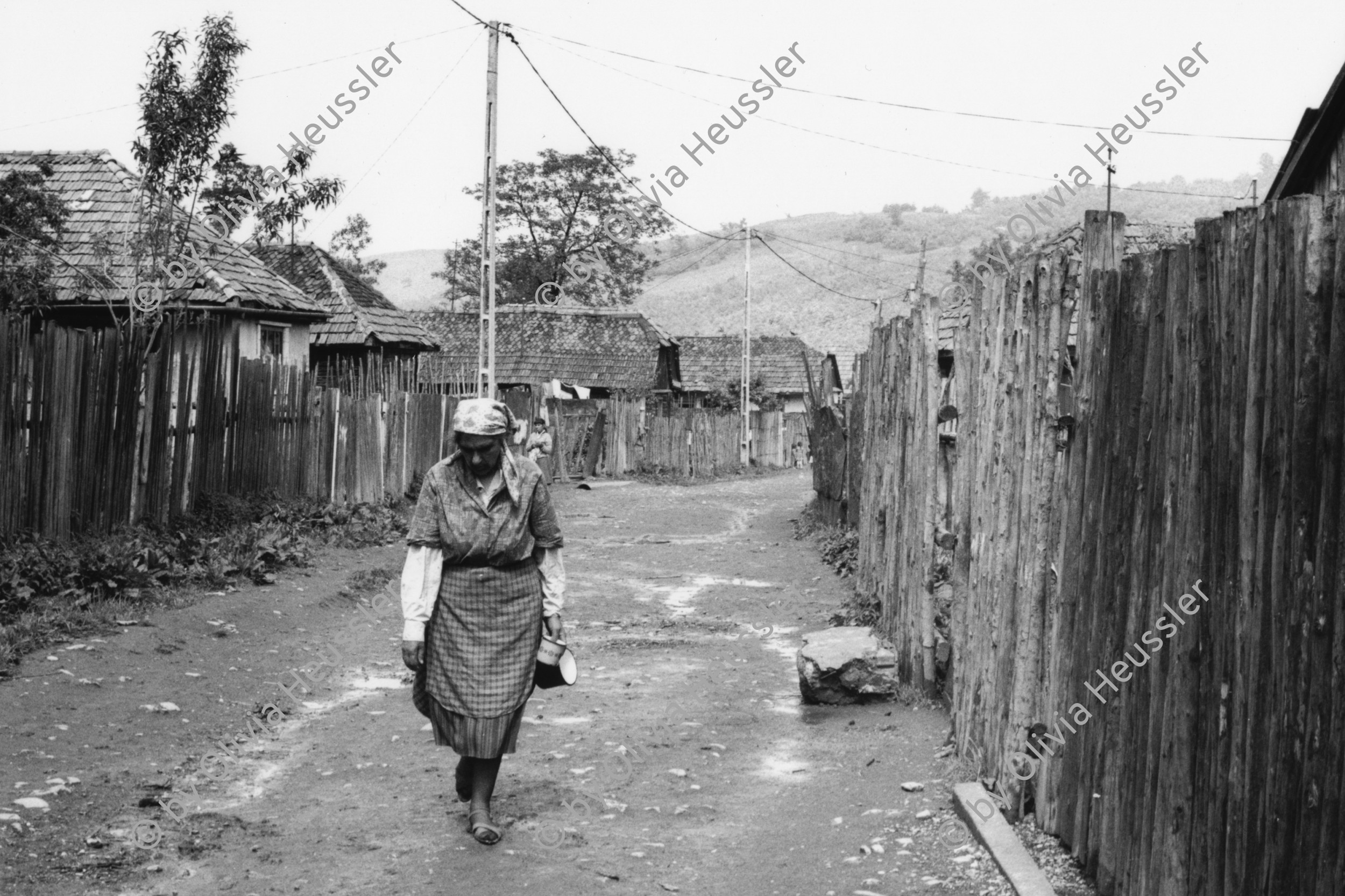 Image of sheet 19900460 photo 33: Alte Rumänin. Romani
Roma leben in einem Dorf für ungarisch Stämmige. Sacele Rumänien. 1990 Rumania Romania √