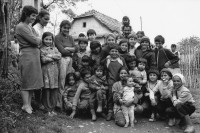 Image of sheet 19900460 photo 36: Die ungarisch Stämmigen Romnis Romani freuen sich sehr über einen Besuch aus der Fremde. Gruppenbild 1990 Rumänien Romania Rumania √