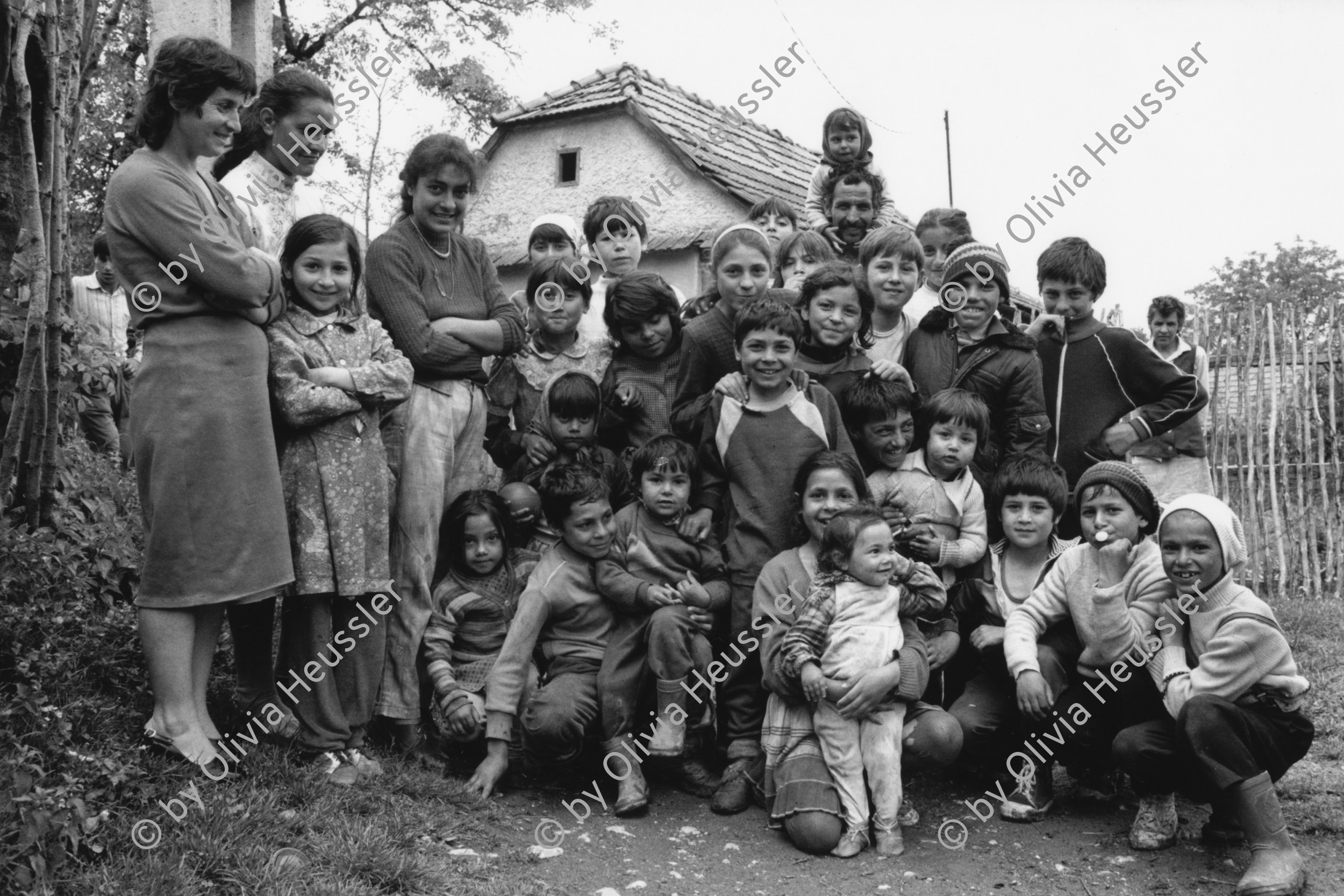 Image of sheet 19900460 photo 36: Die ungarisch Stämmigen Romnis Romani freuen sich sehr über einen Besuch aus der Fremde. Gruppenbild 1990 Rumänien Romania Rumania √